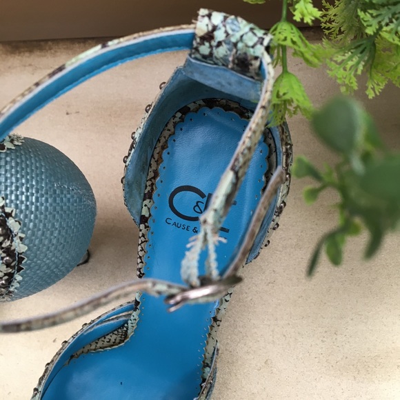 Toe in/heel in open foot sandals in gorgeous light teal blue with detail. - Picture 6 of 7